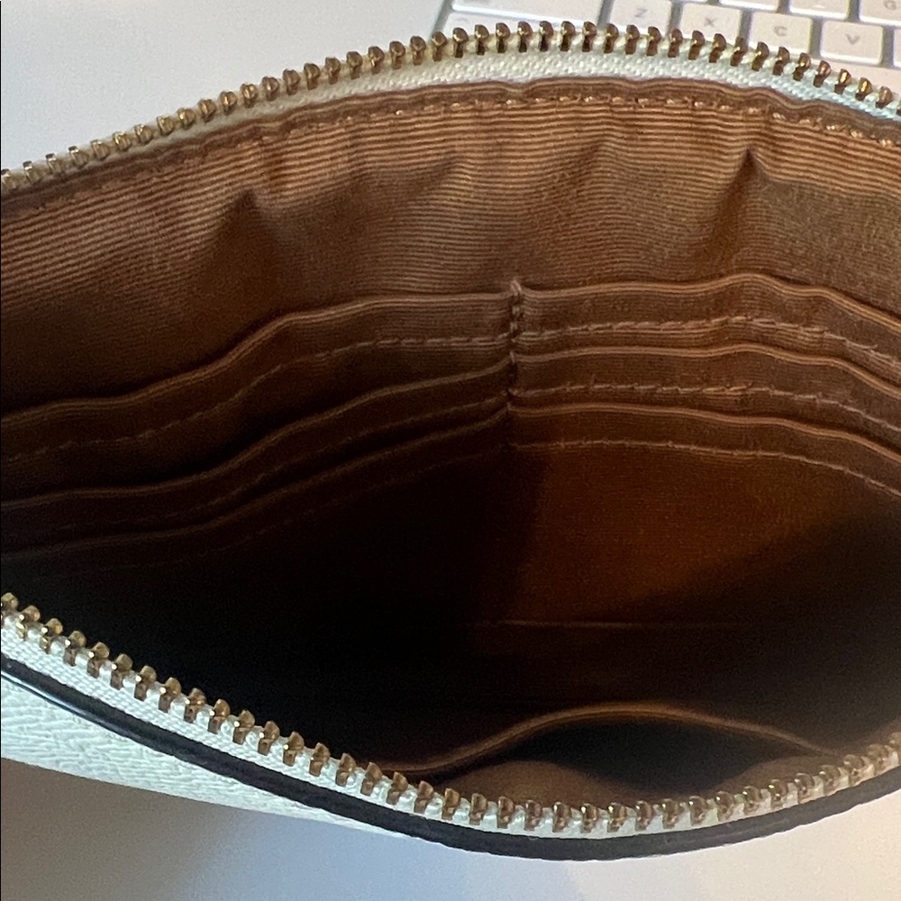 Coach Cream Off-white Ivory Wristlet with Gold Logo - Picture 7 of 7